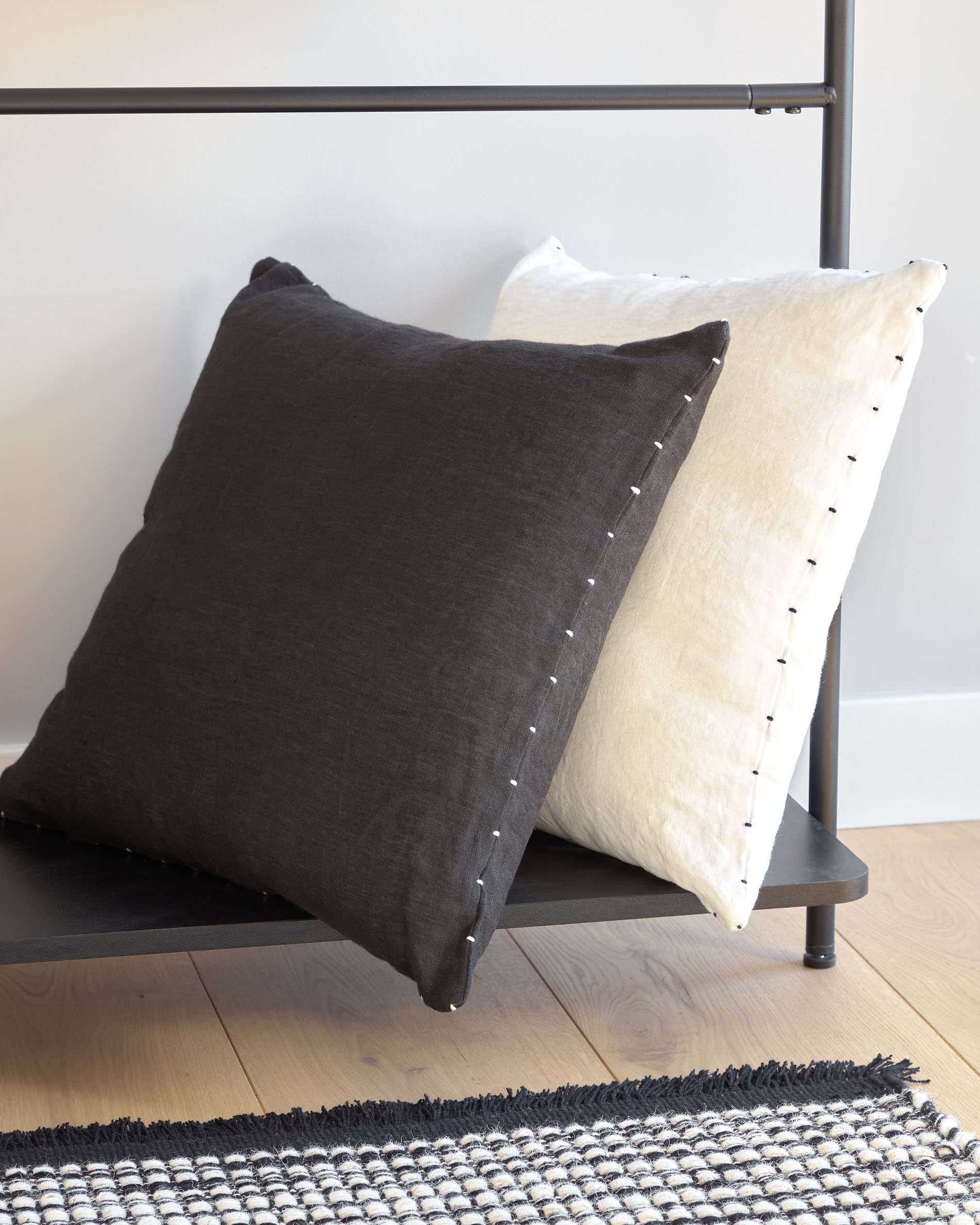 Kave Home Kledingrek 'Galatia' 150 x 100cm, kleur Zwart - Afbeelding 4