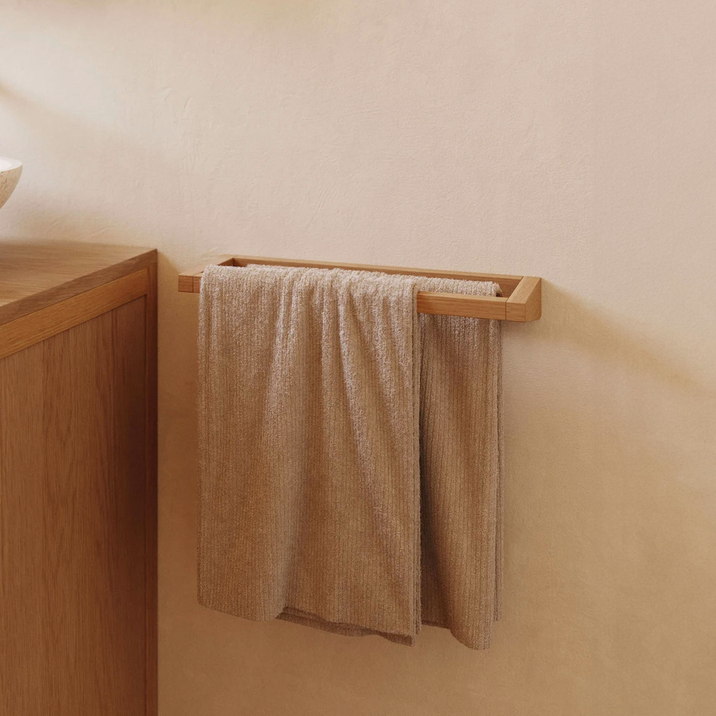 Kave Home Handdoekenrek 'Kenta' Teakhout, kleur Naturel